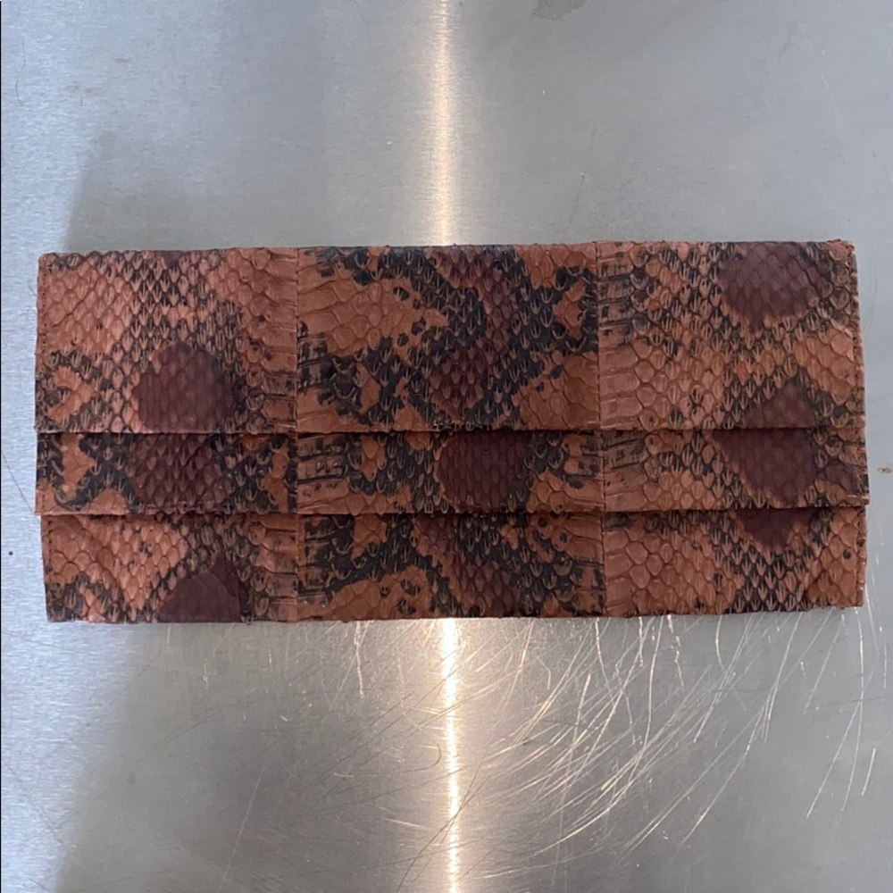 SNAKE EMBOSSED CLUTCH - Picture 1 of 4
